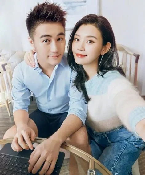 奚梦瑶上海接4岁儿子放学和老师交谈低调真诚