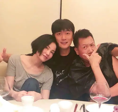 50岁王菲带李嫣出行,母女疑用同色指甲油,天后说说笑笑好心情