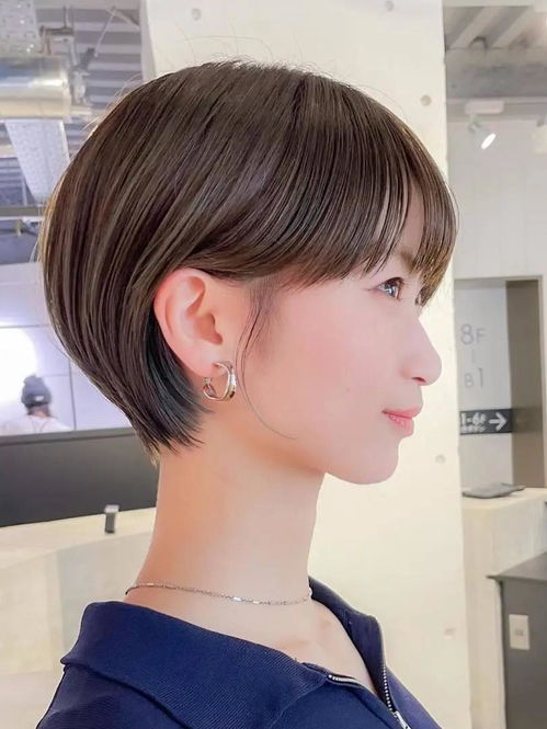 35女人的发型之选,挂耳短发带层次,尽显高级之美