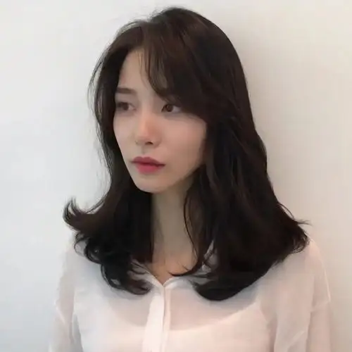 过了40岁后女人,头发别剪太短,试试这款锁骨烫,气质优雅