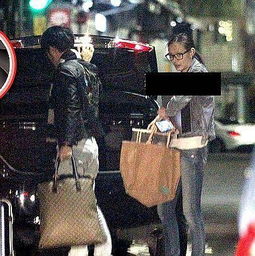 40岁女星与25岁男友热恋称五十岁仍有实力