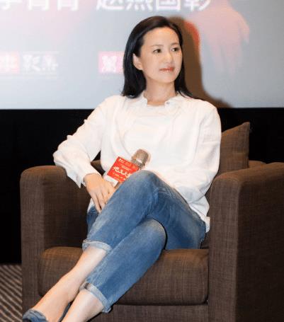 女人过了40,衣在精不在多,像咏梅这样搭,气质好到让人羡慕