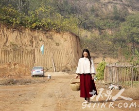 80后美女放弃城市套房来到农村居住窑洞