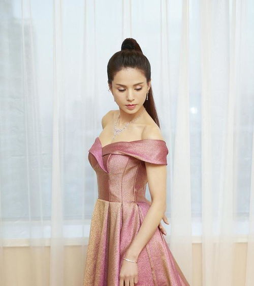 李若彤真够丰满,46岁穿抹胸裙还有凹凸身材,小花们都嫉妒了