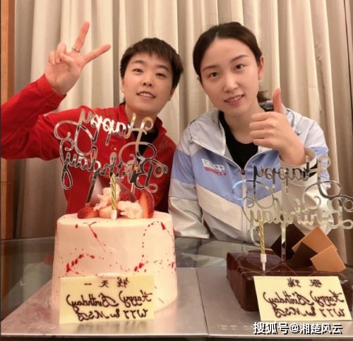 两单打冠军围在刘国梁身旁,龙蟒胖站一起,莎莎表情敷衍似不快