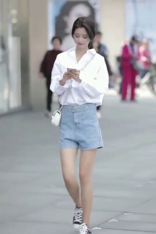 街拍清纯小姐姐,下一幕表情太可爱了,忍不住循环了起来