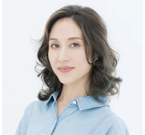 40岁女人年底烫发,是烫大卷还是烫小卷关键要看脸型