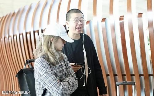 李诞携素颜黑尾酱亮相野兽还是那野兽,美女却看不出