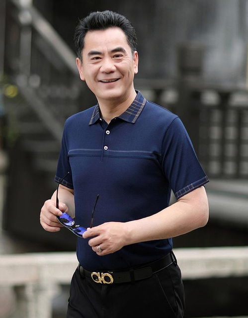 到60岁都没大爷感的男人不穿老头衫,不剪寸头,减龄又有型