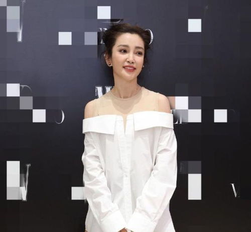 50岁李冰冰出席活动,扎丸子头被指装嫩,面部僵硬撞脸刘晓庆