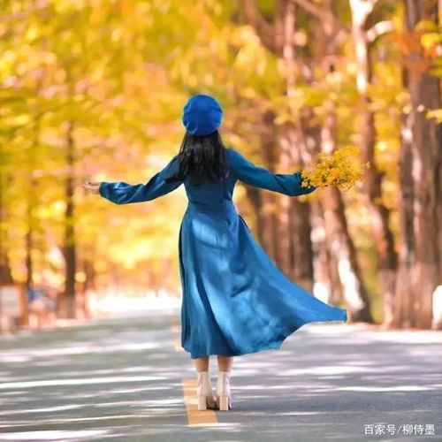 上了年纪的女人,拍照姿势参考6句口诀,照片优雅大方又养眼