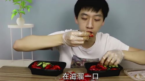小哥哥试吃麻辣小龙虾,表情会不会太夸张有那么好吃吗
