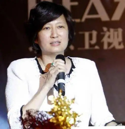 成名后嫁给穷小子,没想到多年后穷小子成身价百亿的大咖