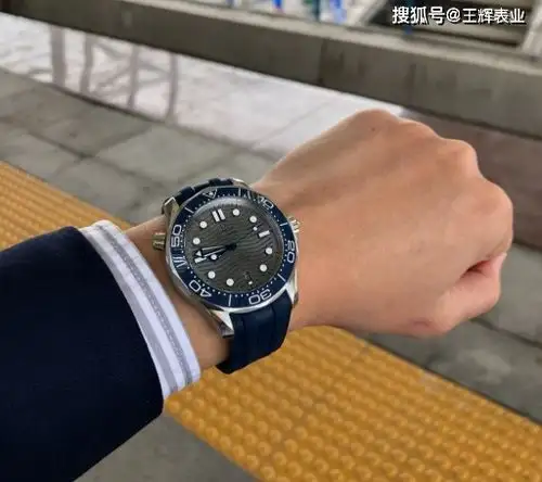 30岁还在戴浪琴也许这款欧米茄海马300腕表更适合你