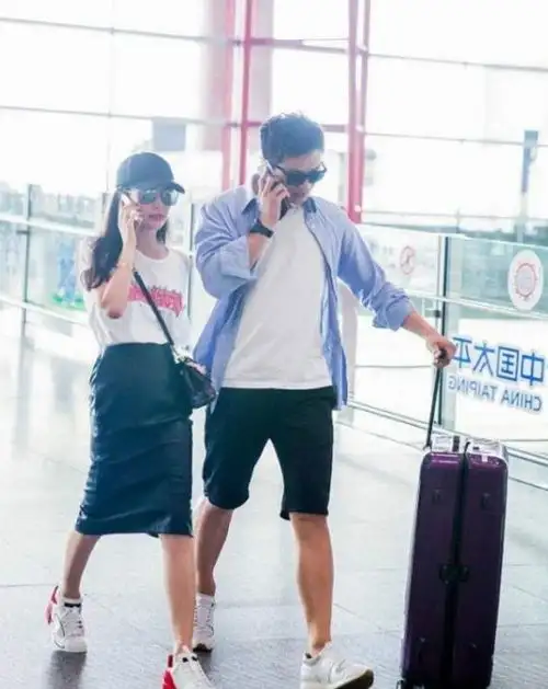 47岁李冰冰与30岁男友吻别,穿短裙仍似少女,难怪恋爱不结婚