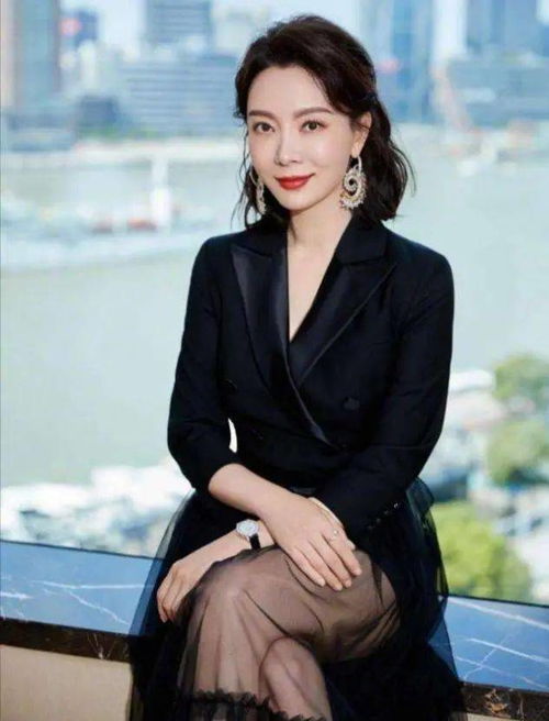 女人过了50岁最好不要衬衫配阔腿裤,学陈数这样穿,减龄又时髦