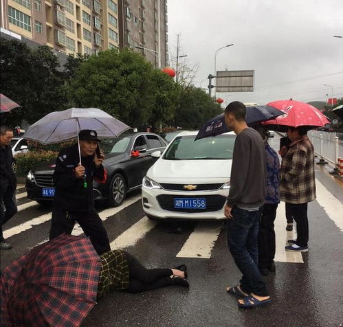 永州市某路口发生车祸,一老年妇女受伤倒地