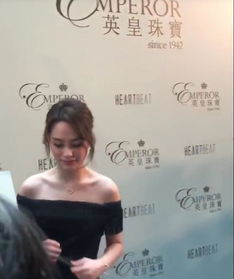 江一燕衣服吸人眼球表情也忍俊不禁,而差点没认出来这样的杨幂