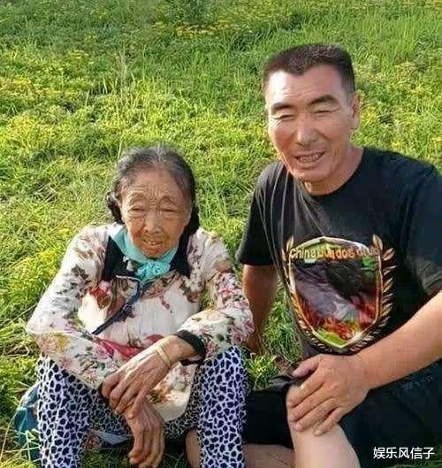 李玉成为85岁马玉琴梳头,被质疑故意使劲,网友离秃不远了