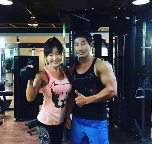 60多岁奶奶,和儿子同框似情侣