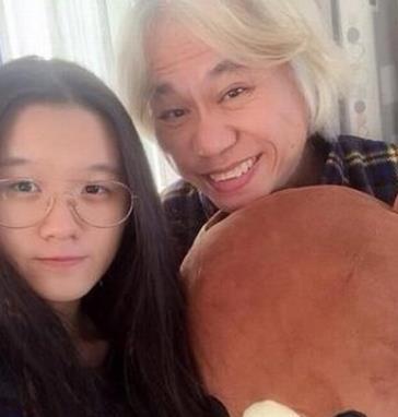 76岁大爷和29岁女人再婚,大爷晚年也太幸福了,真让人羡慕