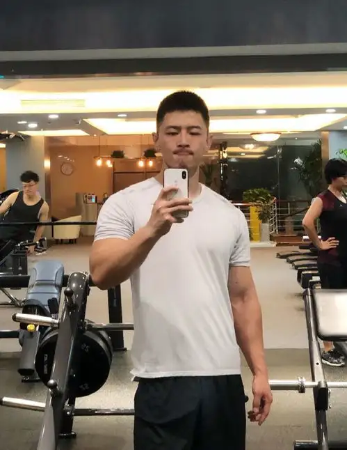 30岁的山东大男孩,毕业于北京体育大学,一身腱子肉完美吸睛
