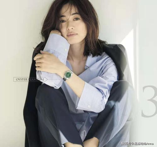 50岁以上的女人尽量不要拉直发,选择卷发更好,主要是因为这3点