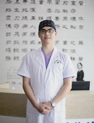 70岁老太雇佣40岁男保姆,你要帮我洗澡,男子你找别人吧