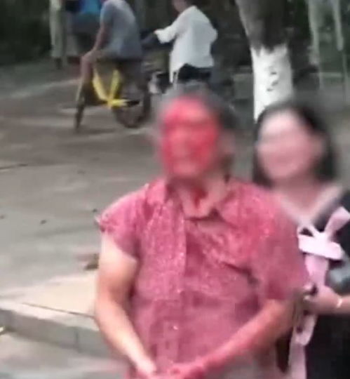 广东一大妈面带血迹,提锤猛砸女婿车子,根本拉不住