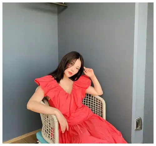 徐冬冬晒出4张私服照,一身红裙超显嫩,网友像一个熟透的桃子