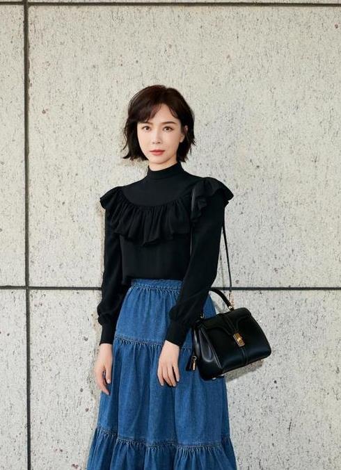 女人过了四十岁,千万别上衣塞裤里学陈数这样穿,时尚显高级
