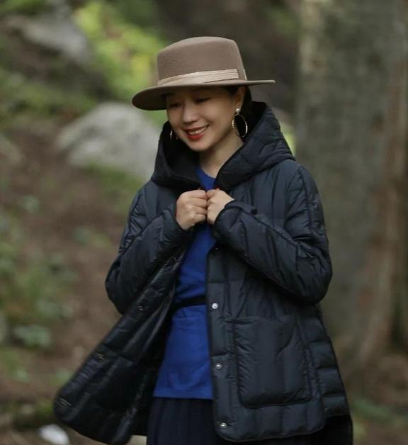 50岁女人穿的是品位,买衣服要少而精,这3件冬装高级显气质