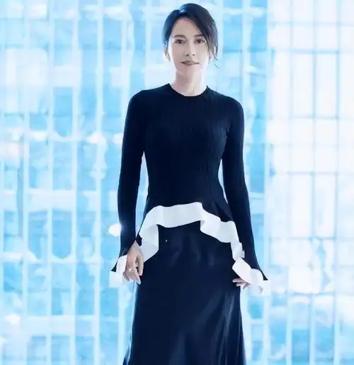 俞飞鸿微胖美人魅力无限,黄色紧身裙展现丰腴优势