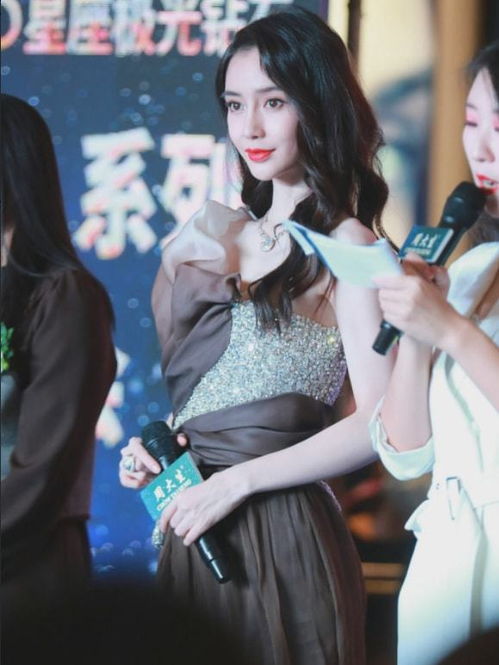 baby出席活动生图能打,穿亮片礼服气质优雅,珠光宝气显贵气