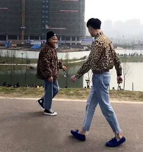 湖北一大妈公交车上撞衫邻座小伙,没坐一会儿,大妈就离开了座位
