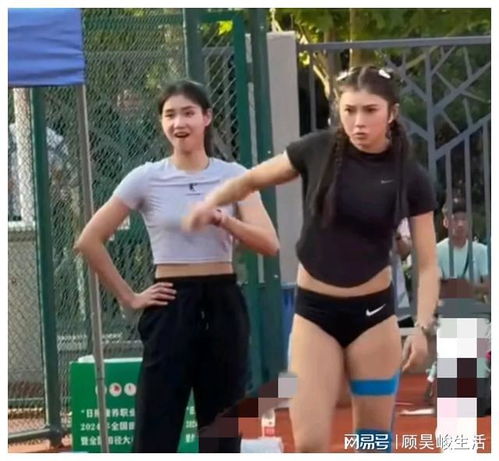 笑不活了夏思凝看吴艳妮做招牌动作表情憋出内伤,评论区笑死