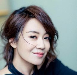 闫妮半露锁骨装引热议,48岁被赞身材管理好,生图被曝面部反差大