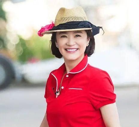 58岁关之琳秒杀同框54岁刘嘉玲,身材丰满眼神妩媚太有女人味