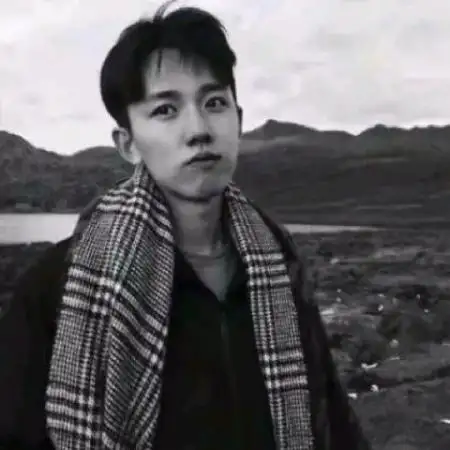 qq黑白头像男生,男人的笑何尝不是高傲