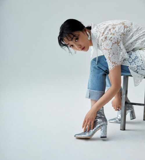 剧中她是马思纯的婆婆,今穿蕾丝裙配牛仔裤,40岁娇嫩似少女