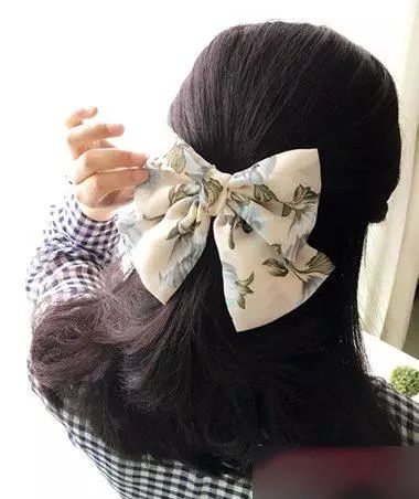 3045岁中年妇女发夹盘头发,发型想不美都不行