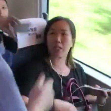 高铁霸座男之后,霸座女霸座婶等纷纷亮相,为什么这么多人喜欢霸座呢