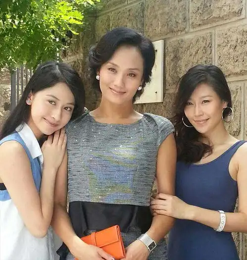 上海阔太专业户李颖色选靓丽,发不过胸,到老都优雅贵气