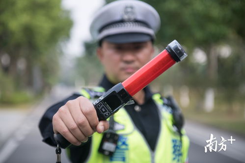 拖着行李箱远走表情包油枪
