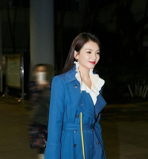 刘涛真有心机,明明是小号的衣服也要硬塞,扣子系不上靠腰带勒着