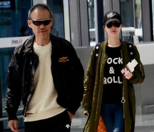 王石夫妇走机场,王石穿夹克又帅又酷似硬汉,两人不像夫妻像父女