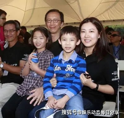 40岁伏明霞近照,与父母断了关系,只为嫁给老头,现要第四胎