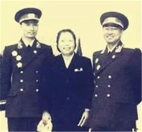 她是陈赓的恩人,与周总理扮过情侣,陈赓说没有她就没有我