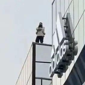一对男女在北京三里屯相拥跳楼真相无语