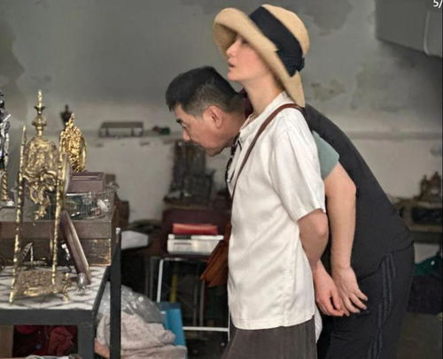 48岁蒋勤勤西班牙度假,素颜绝美,老公松弛穿搭却被嘲老人味太重